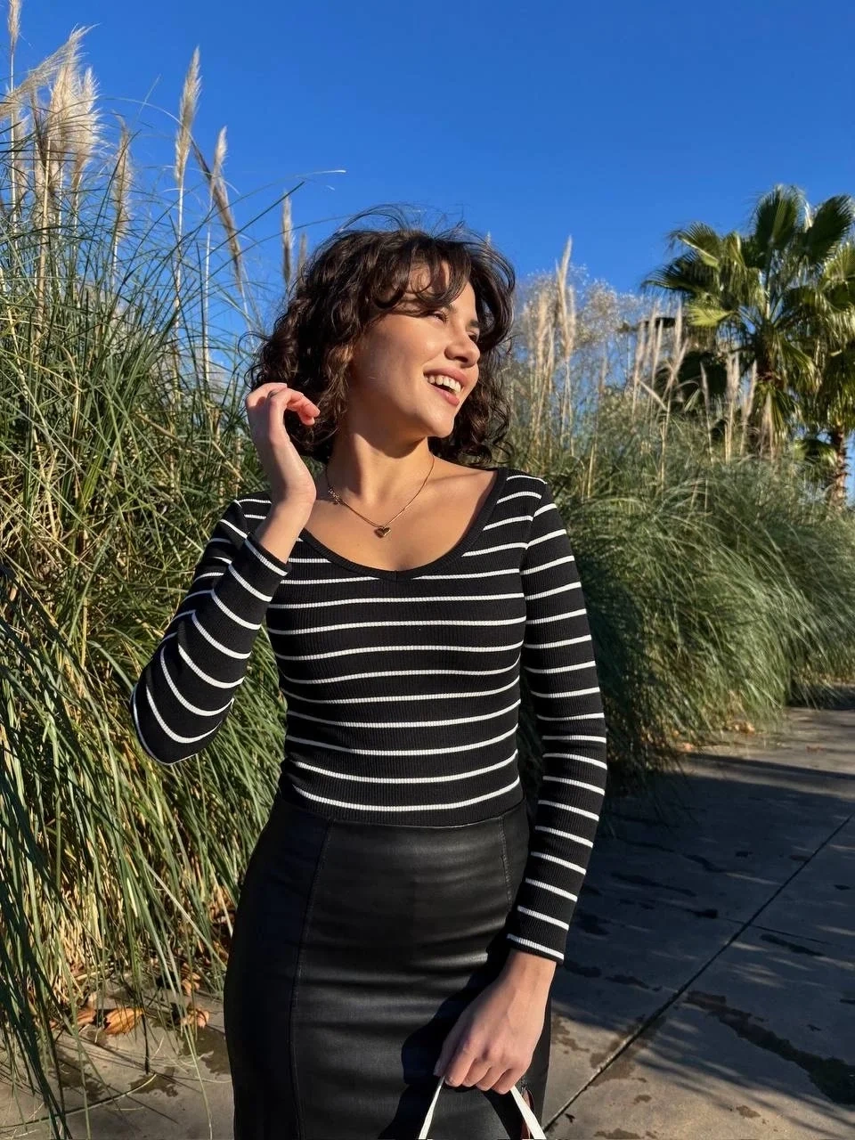 V yaka çizgili bluz siyah