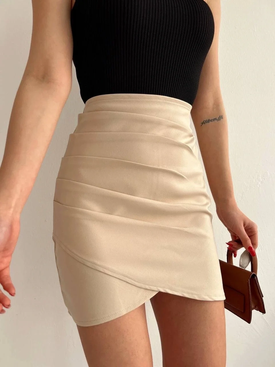 Yandan drapeli asimetrik etek bej