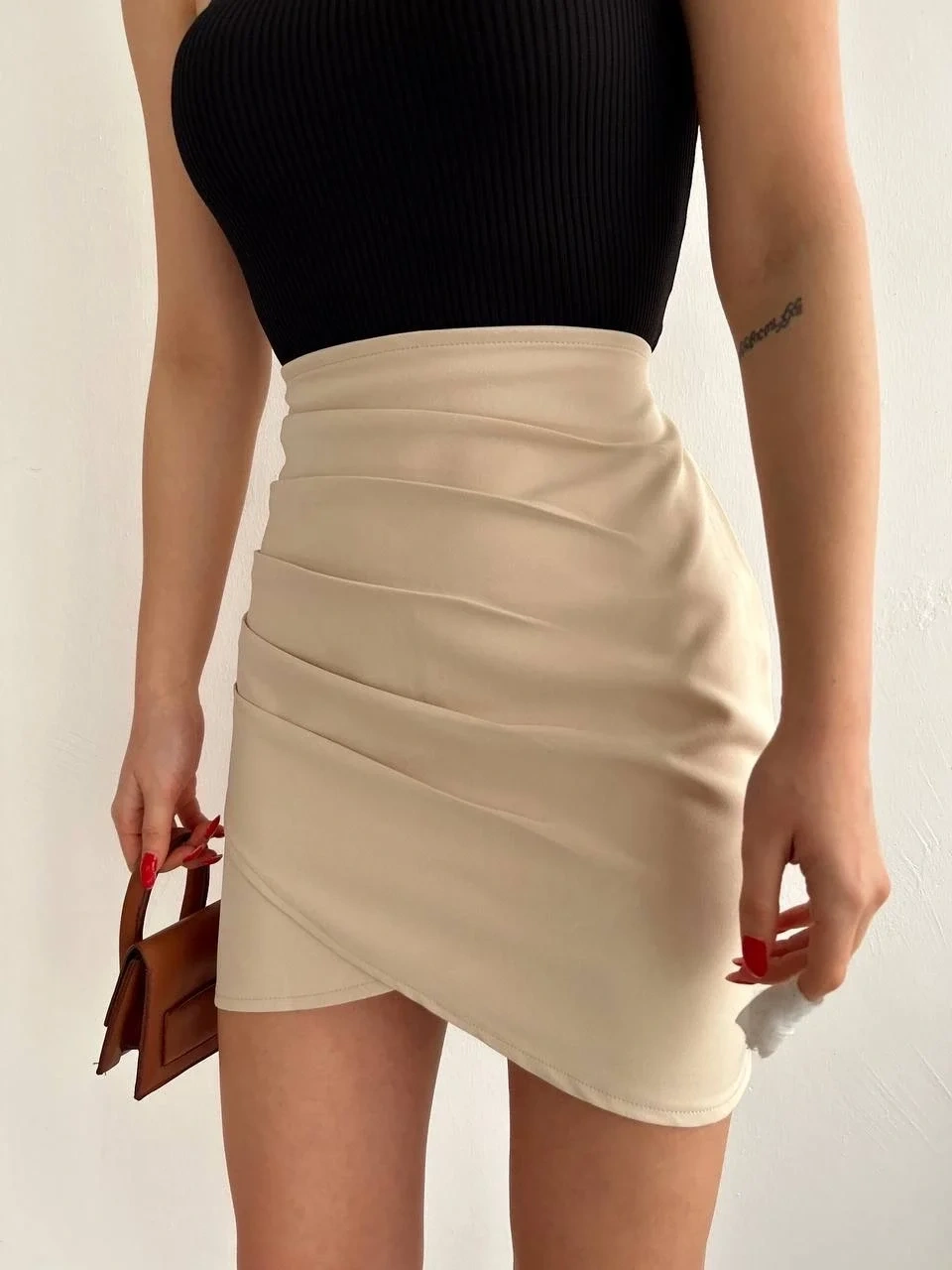 Yandan drapeli asimetrik etek bej