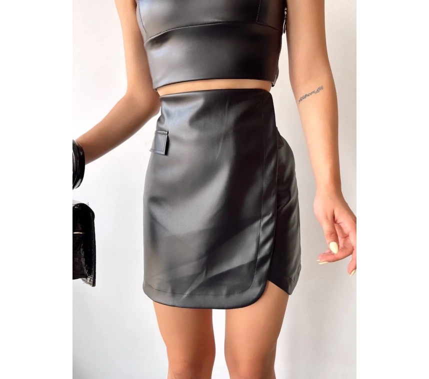 Cep detaylı oval kapaklı deri etek siyah h240048