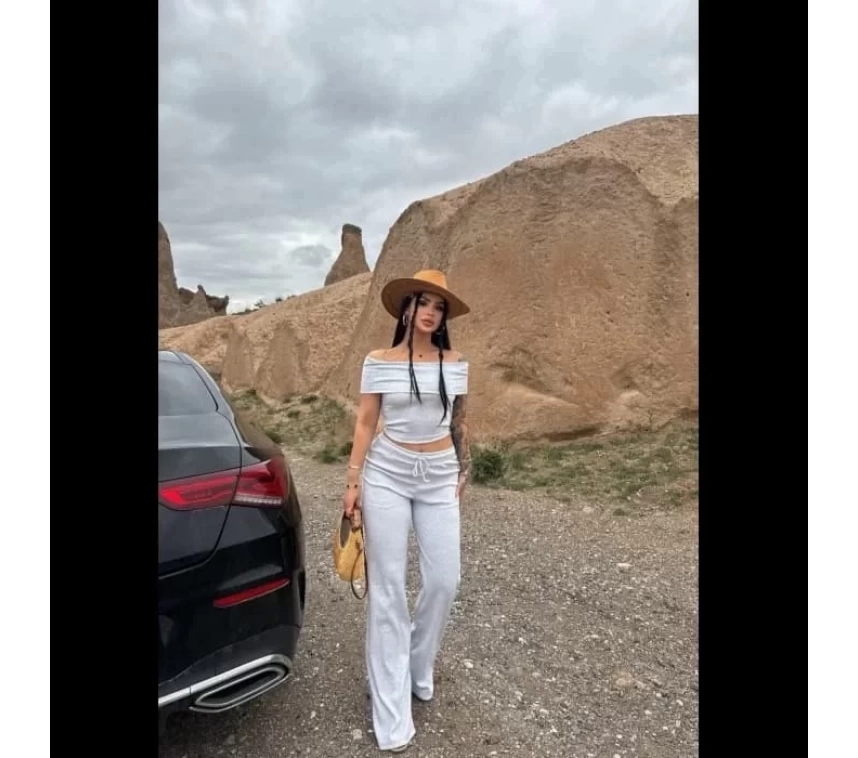 Madonna yaka bol paça pantolonlu takım