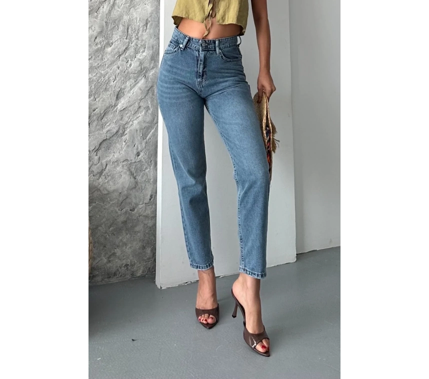 Mom fit kar yıkama bıyık detaylı jeans pantolon