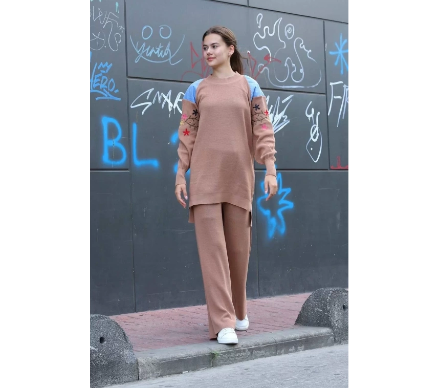 Omuz detaylı kol nakışlı ikili alt üst triko takım vizon