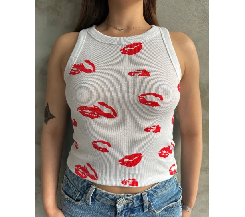 Öpücük baskılı bluz