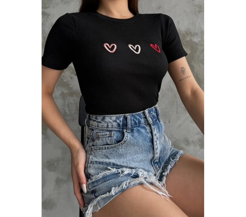 Üçlü kalp nakışlı bluz