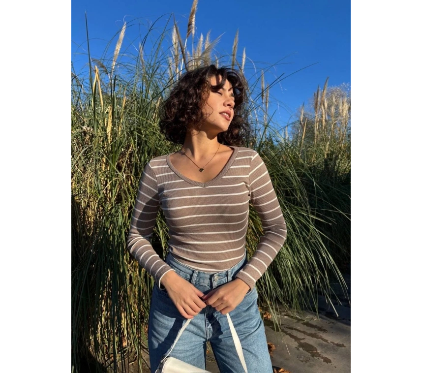 V yaka çizgili bluz bej