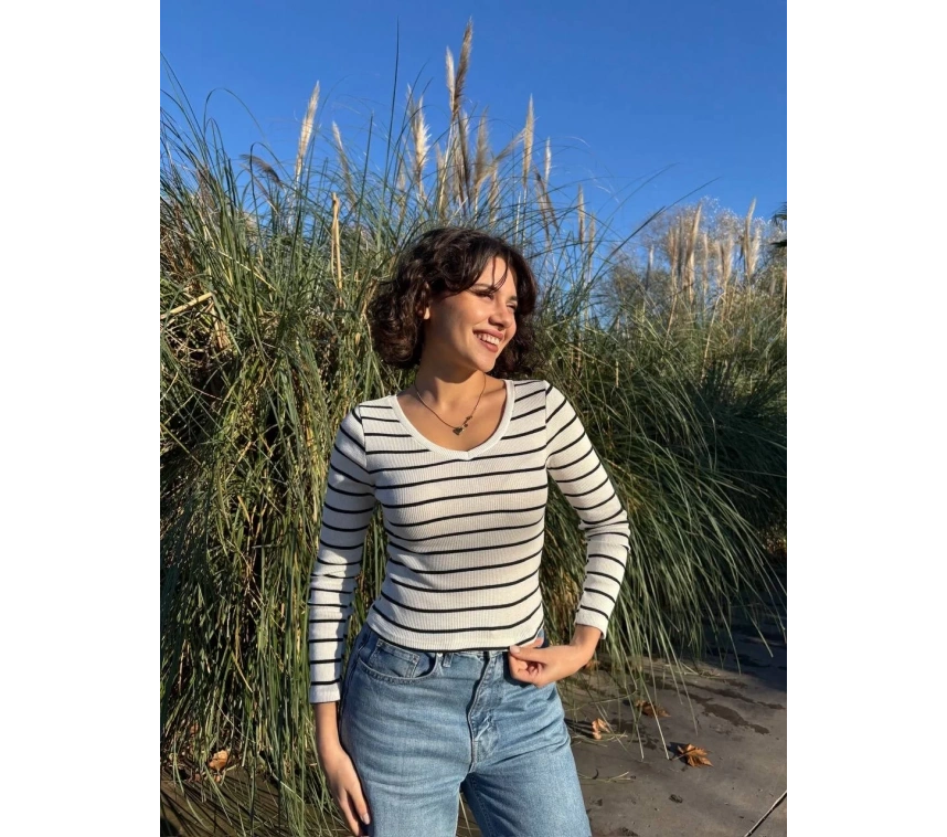 V yaka çizgili bluz beyaz