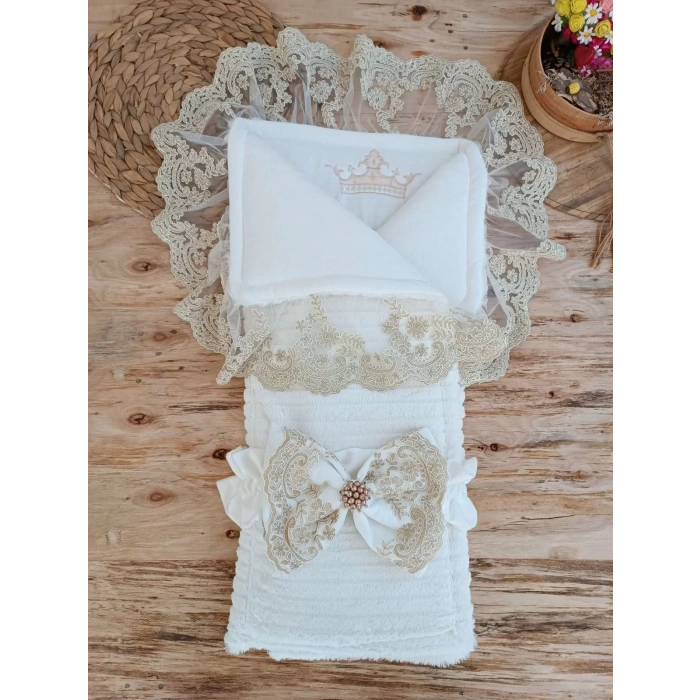 Eterelle Yenidoğan Beyaz Wool Yün Kumaş Taç Nakışlı Trilüks Kundak Bebek Battaniyesi Beyaz