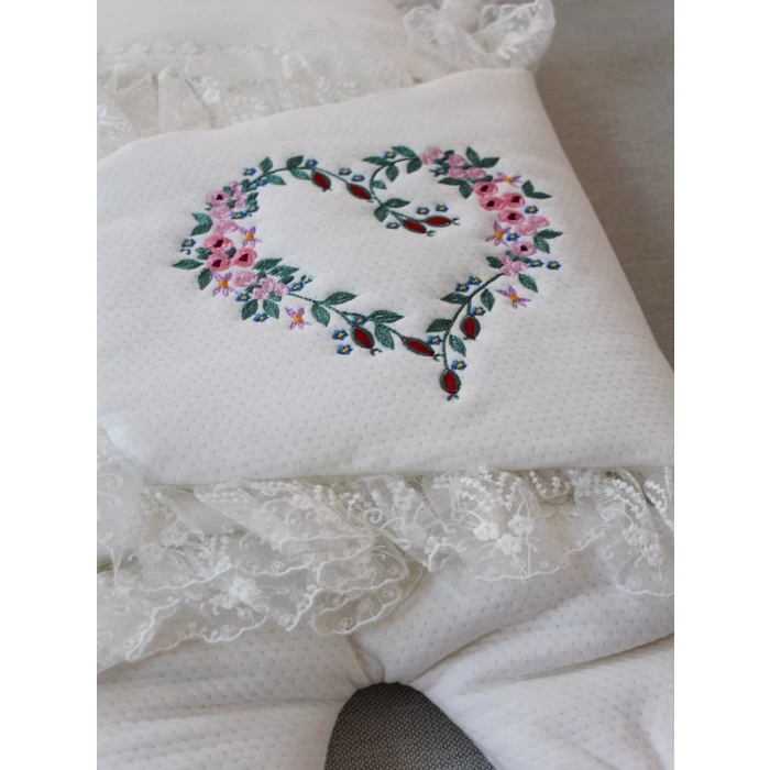 Eterelle Yenidoğan Kapitone Anadolunun Kalbi Nakışlı Ayaklı Kız Erkek Bebek Battaniyesi Ekru