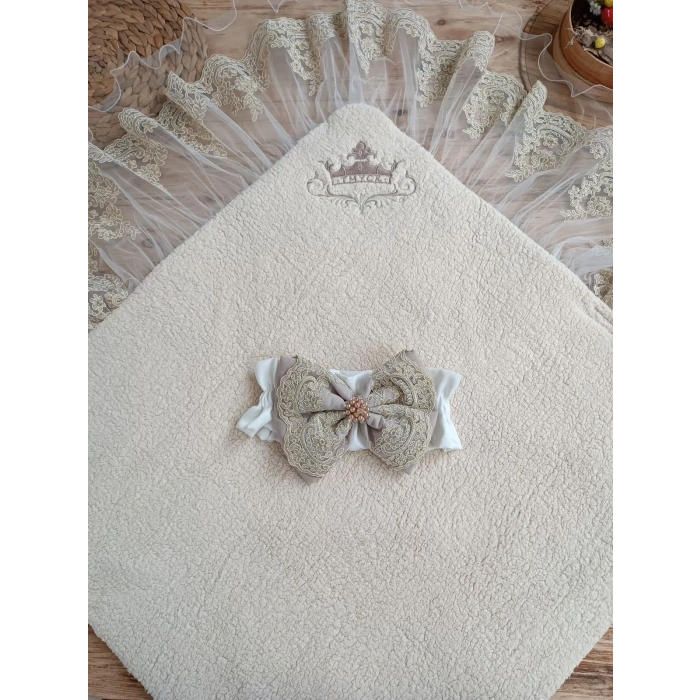 Eterelle Yenidoğan Kuzulu Taç Nakış Güpürlü Fiyonklu Duvaklı Prizma Taş Unisex Kundak Bebek Battaniyesi Bej