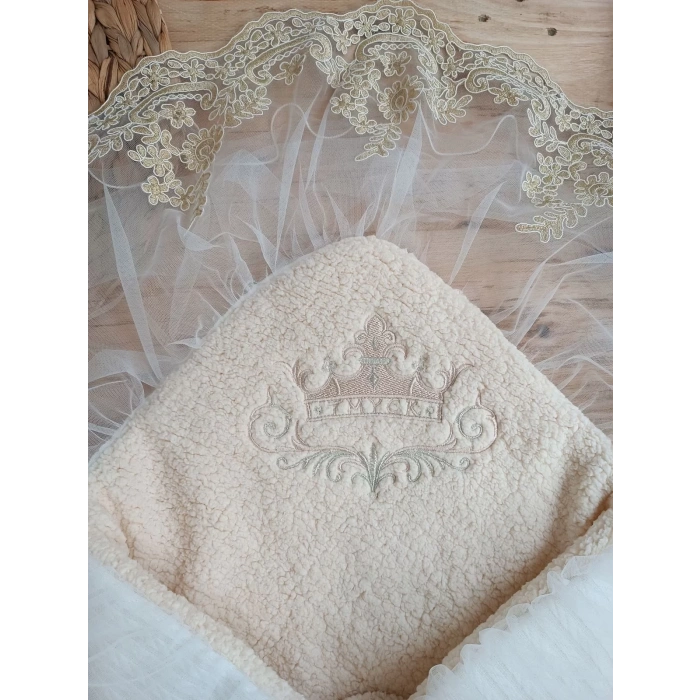 Eterelle Yenidoğan Kuzulu Taç Nakış Güpürlü Fiyonklu Duvaklı Prizma Taş Unisex Kundak Bebek Battaniyesi Ekru