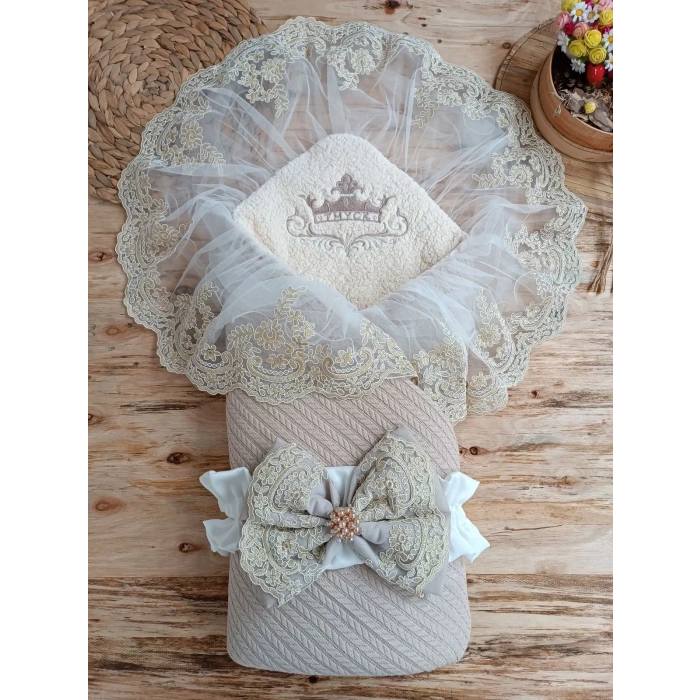 Eterelle Yenidoğan Kuzulu Taç Nakış Güpürlü Fiyonklu Duvaklı Prizma Taş Unisex Kundak Bebek Battaniyesi Bej