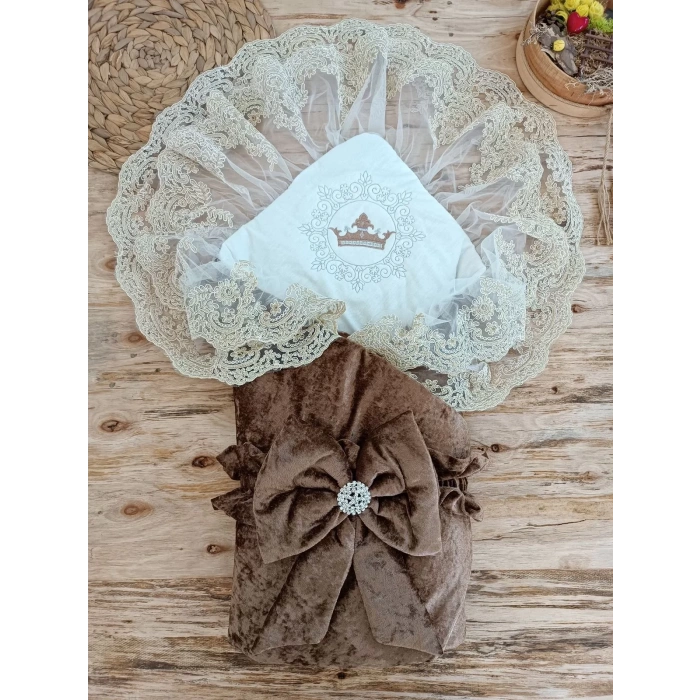 Eterelle Yenidoğan Saray Kadife Taç Nakışlı İnci Fiyonklu Çift Dantel Duvak Trilüks Kundak Bebek Battaniyesi Kahverengi
