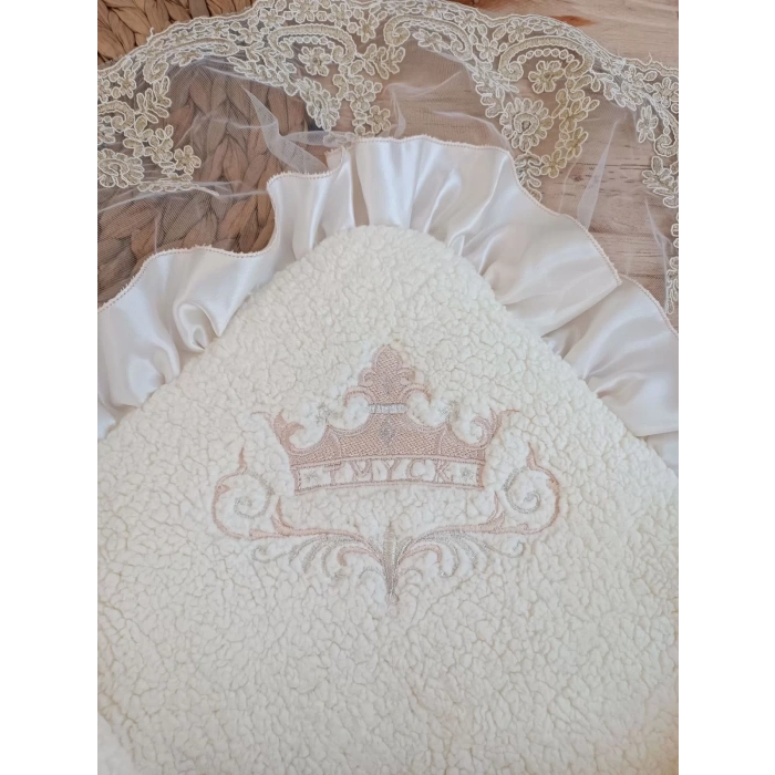 Eterelle Yenidoğan Wool Yün Kumaş Taç Nakışlı Güpür Duvaklı Fiyonk Prizma Taş Unisex Kundak Bebek Battaniyesi Bej