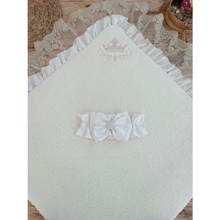 Eterelle Yenidoğan Wool Yün Kumaş Taç Nakışlı Güpür Duvaklı Fiyonk Prizma Taş Unisex Kundak Bebek Battaniyesi Bej