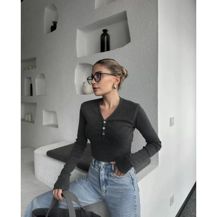 Düğme Detaylı Yıkamalı Crop