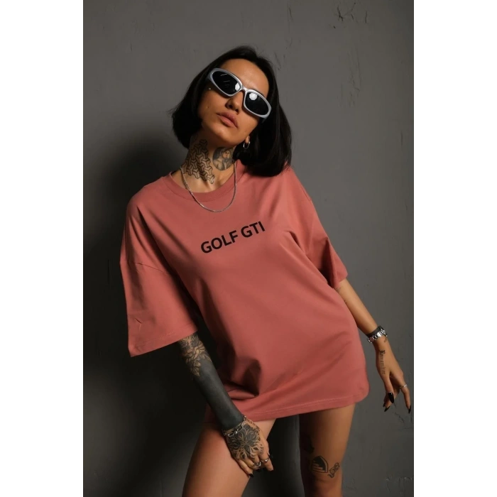 Kadın Oversize Baskılı Tişört – Golf GTI Retro Araba Desenli, Ön & Arka Dijital Baskı, Sokak Modası Stil- Gül Kurusu