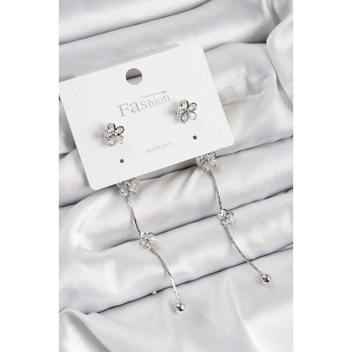 Pirinç Zirkon Taşlı Sallantılı Çiçek Model Gümüş Renk 925 Ayar Gümüş Çivi Kadın Küpe