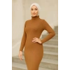 Kadın Tesettür Triko Elbise – Boğazlı Uzun Fitilli Dokuma, Esnek Tam Kalıp, 130 cm Midi Boy, Bahar & Kış Şık Rahat Stil - Kahverengi