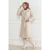 Kadın Kaşe Kaban – Uzun Boy Kruvaze Yaka Kuşaklı Tesettür Kaşe Kışlık Kaban, Astarlı Şık Yünlü Dokuma Oversize Rahat Kalıp Cepli Düğmeli Modern Kap Modeli - Bej