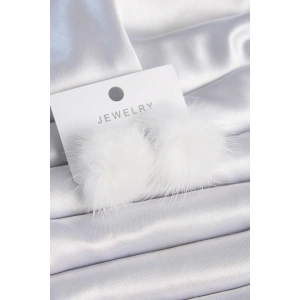 Beyaz Renk Tüylü Ponpon Model Kadın Küpe