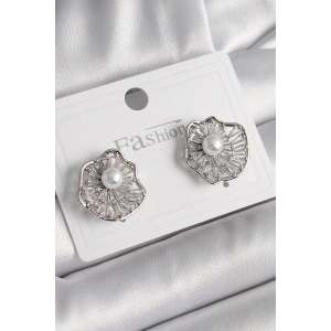 Pirinç Gümüş Renk Zirkon Taşlı Çiçek Model İnci Detay Kadın Küpe