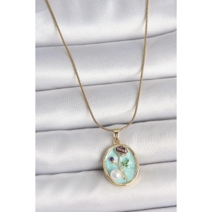 316L Çelik Gold Renk Zincir Mavi Çiçek İşlemeli İnci Detay Portre Model Kadın Kolye