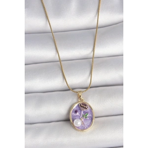 316L Çelik Gold Renk Zincir Mor Çiçek İşlemeli İnci Detay Portre Model Kadın Kolye