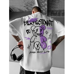 Erkek OversizeGrafik Tişört CAMPBRASTCOOPERATION Kalın Yazı Bisiklet Yaka, Kısa Kol, Kalın Mor ve Siyah Desenli Yazlık Sokak Kıyafeti - Beyaz