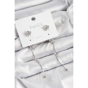 Pirinç Zirkon Taşlı Sallantılı Çiçek Model Gümüş Renk 925 Ayar Gümüş Çivi Kadın Küpe