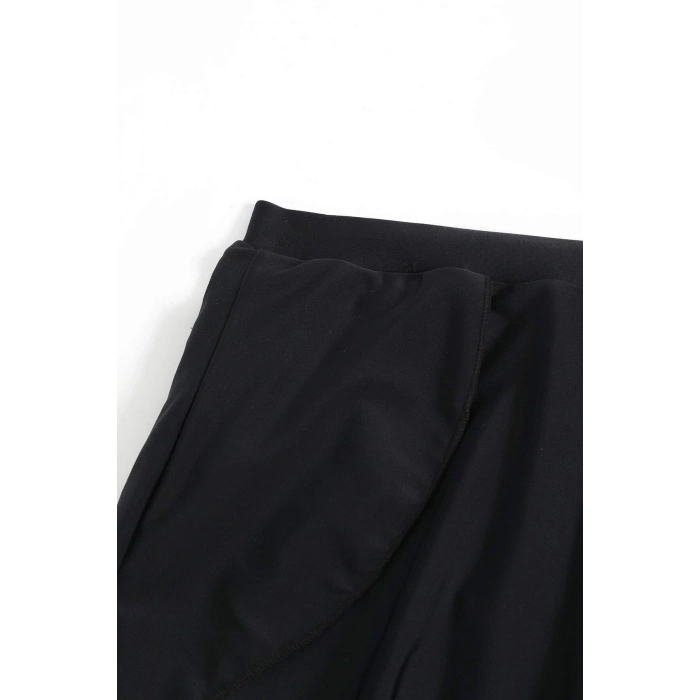 Kadın Siyah Yırtmaçlı Etek Görünümlü Şık Deniz Şortu