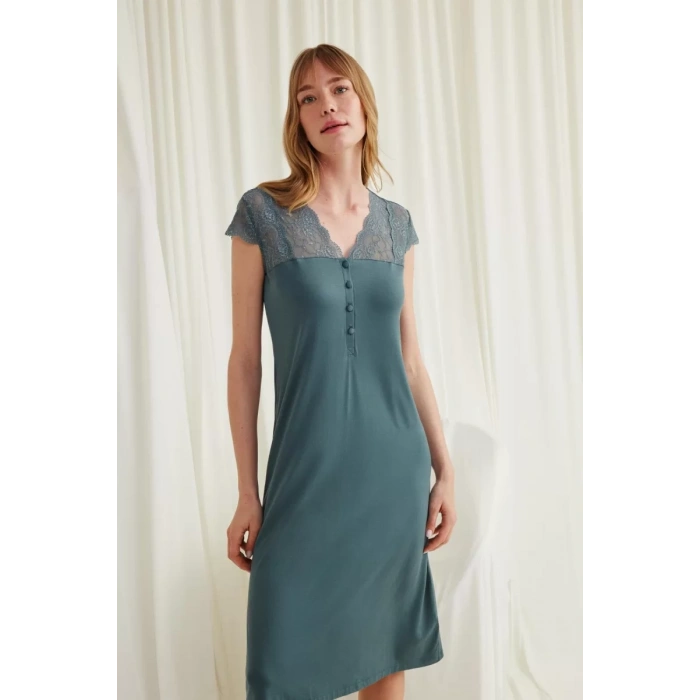 Kolu Omzu Ve Yakası Dantelli Önü Düğmeli Gecelik