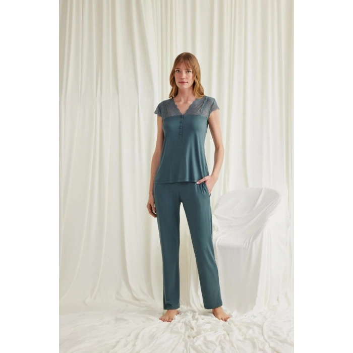 Yakası Kolu Ve Omzu Dantelli Önü Düğmeli Pijama Takımı