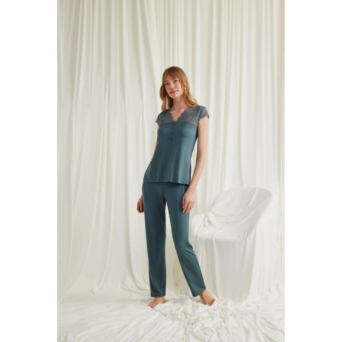 Yakası Kolu Ve Omzu Dantelli Önü Düğmeli Pijama Takımı