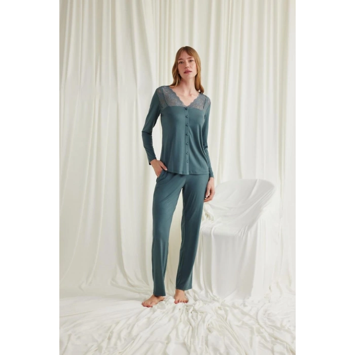 Yakası Omzu Ve Paçası Dantelli Boydan Düğmeli Pijama Takımı