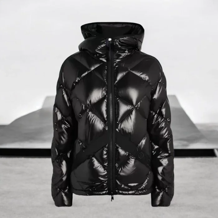 معطف Moncler الأسود للمرأة