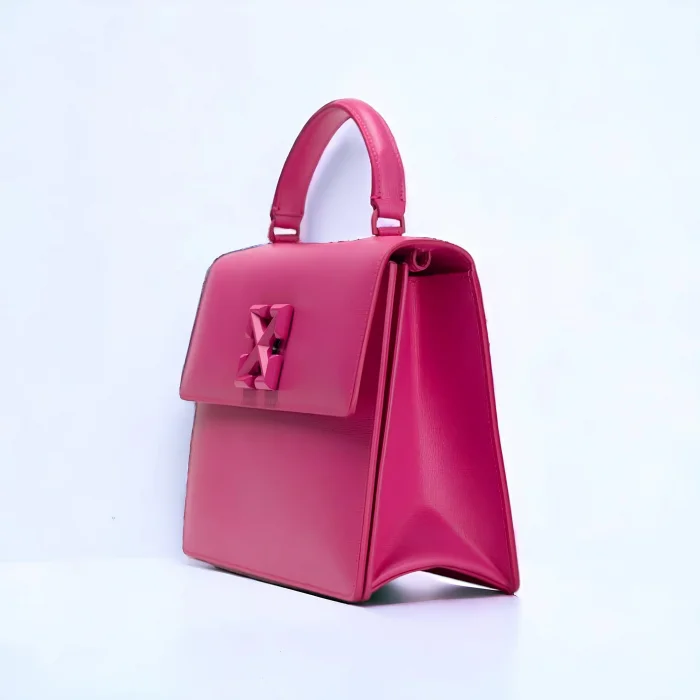 حقيبة يد صغيرة باللون الأبيض