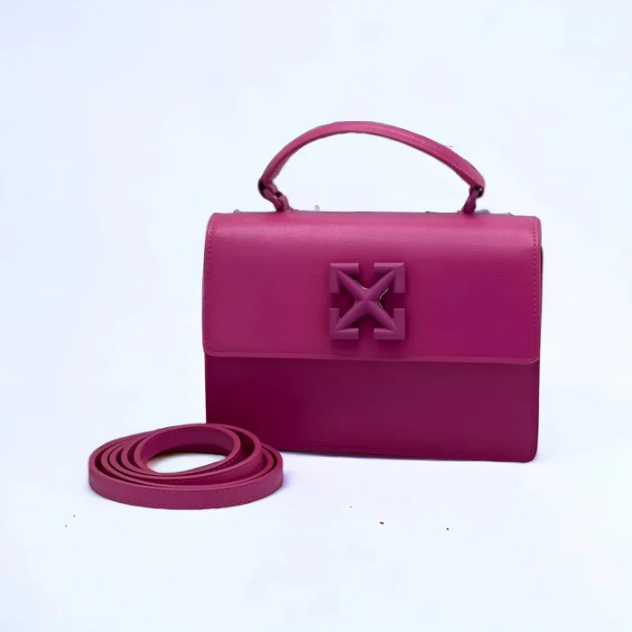 حقيبة يد صغيرة باللون الأبيض