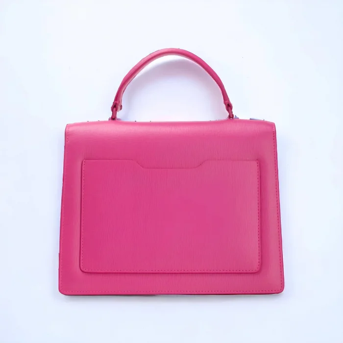 حقيبة يد صغيرة باللون الأبيض