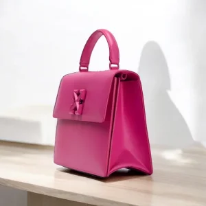 حقيبة يد صغيرة باللون الأبيض