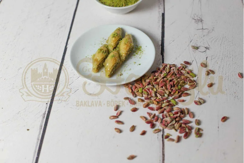 Fıstıklı Sütlü Kesme Baklava