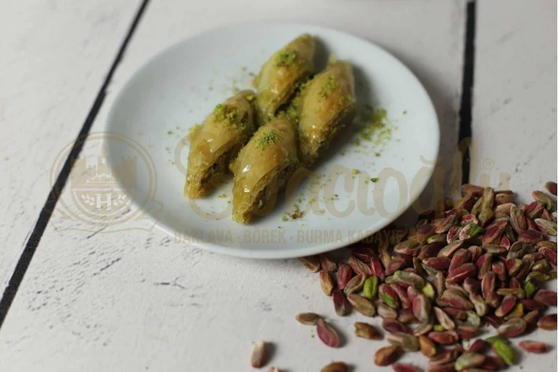 Fıstıklı Sütlü Kesme Baklava