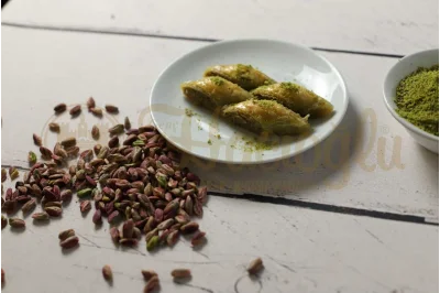 Fıstıklı Sütlü Kesme Baklava