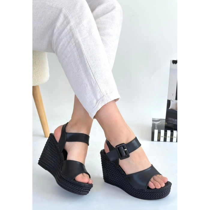 Wowo Siyah Cilt Vizon Dolgu Topuk Sandalet