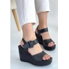 Wowo Siyah Cilt Vizon Dolgu Topuk Sandalet