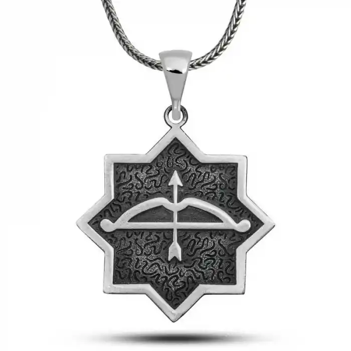 ​Gümüş Ok Yay İşlemeli Sekizgen Tasarım Kolye