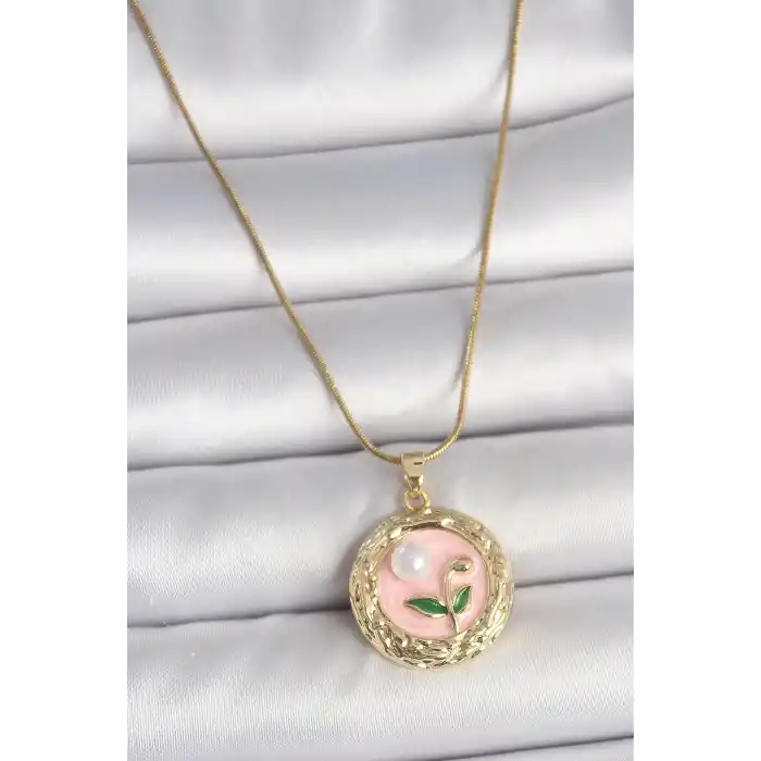 316L Çelik Gold Renk Zincir Pembe Çiçek İşlemeli inci Detay Portre Model Kadın Kolye