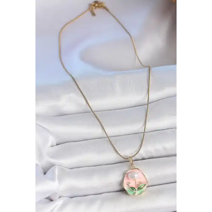 316L Çelik Gold Renk Zincir Pembe Çiçek İşlemeli İnci Detay Portre Model Kadın Kolye