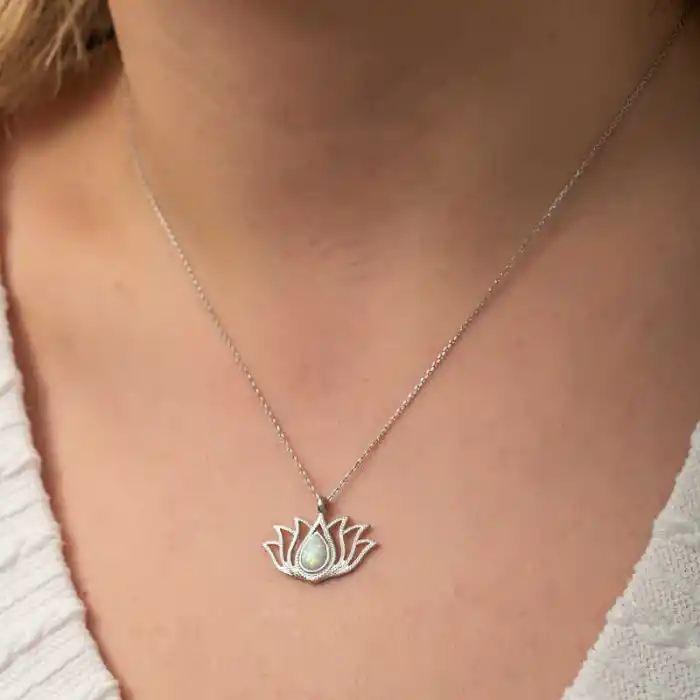 Gümüş Beyaz Opal Taşlı Lotus Kadın Kolye