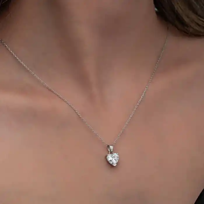 Gümüş Beyaz Taşlı Kalpli Kadın Kolye